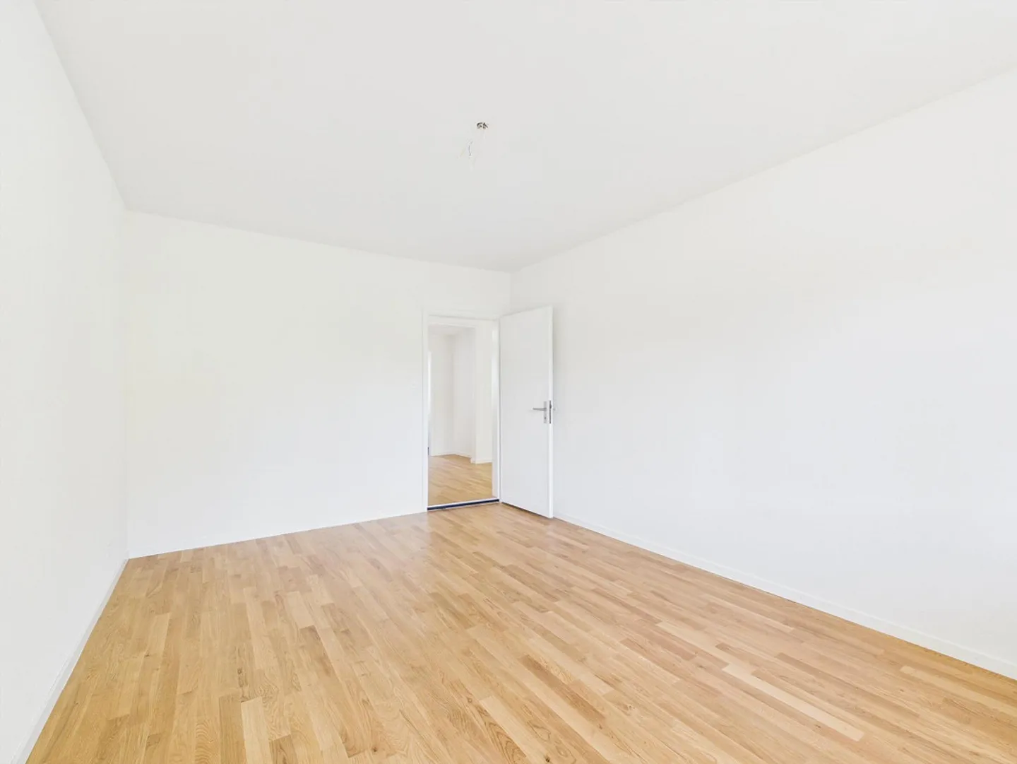 Freshly renovated & bright 4.5-room apartment in a central location - Photo 8 of 21