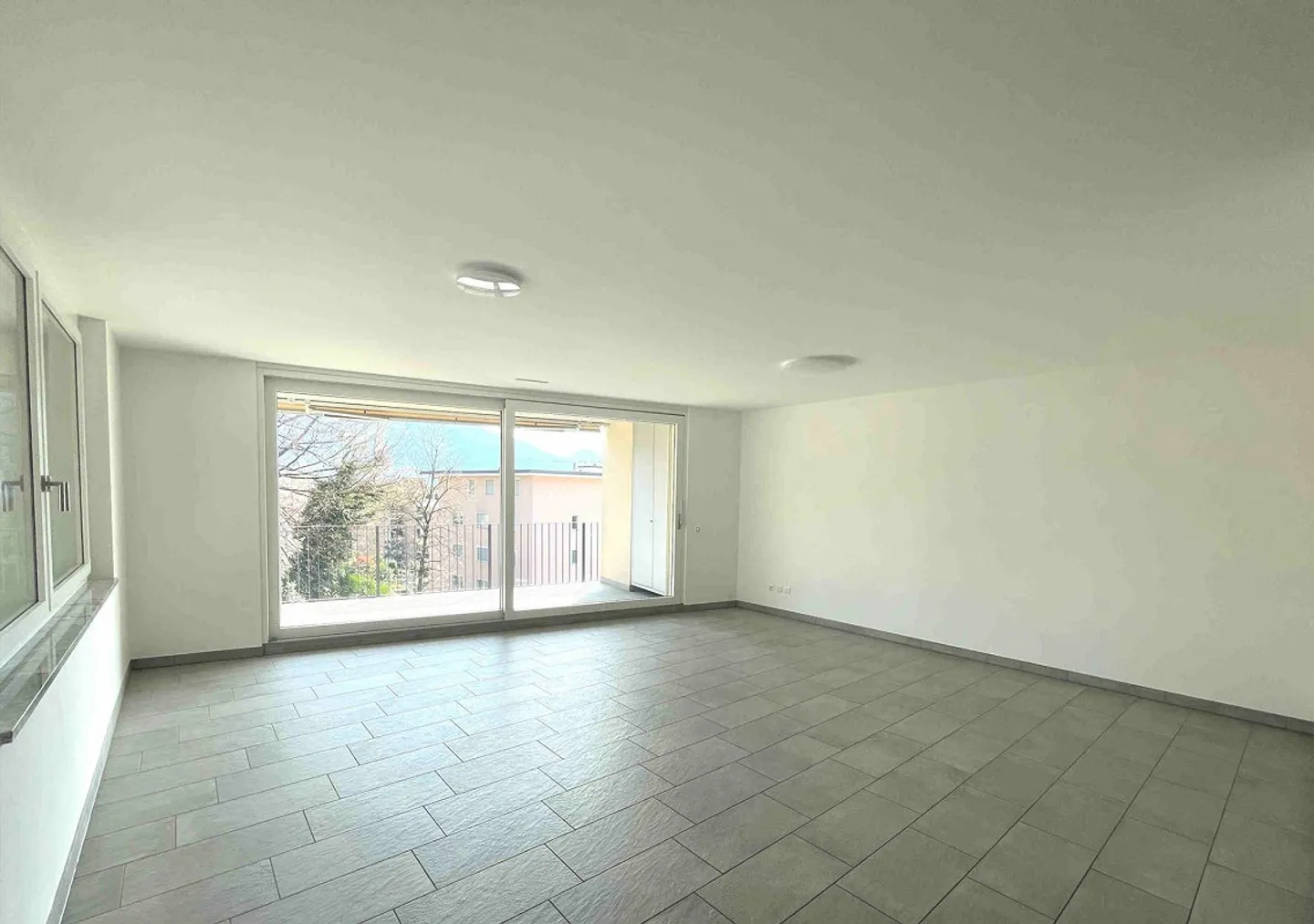 Appartamento con grande terrazza coperta in zona comoda e strategica - Foto 3 von 15