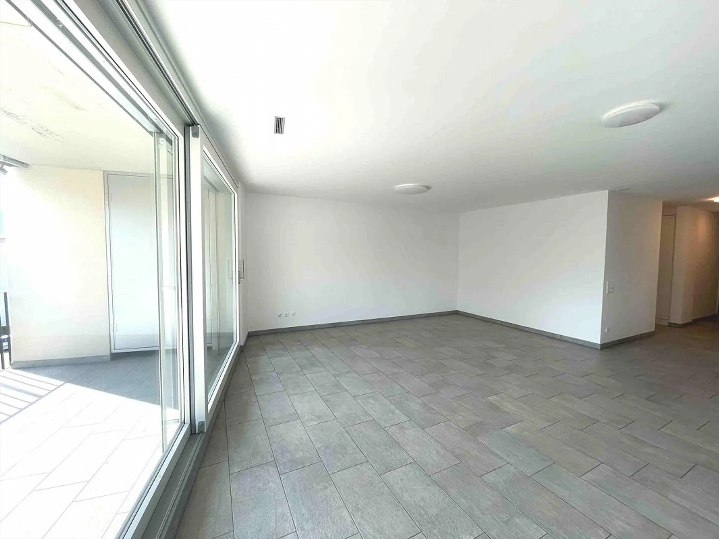 Appartamento con grande terrazza coperta in zona comoda e strategica - Foto 4 von 15