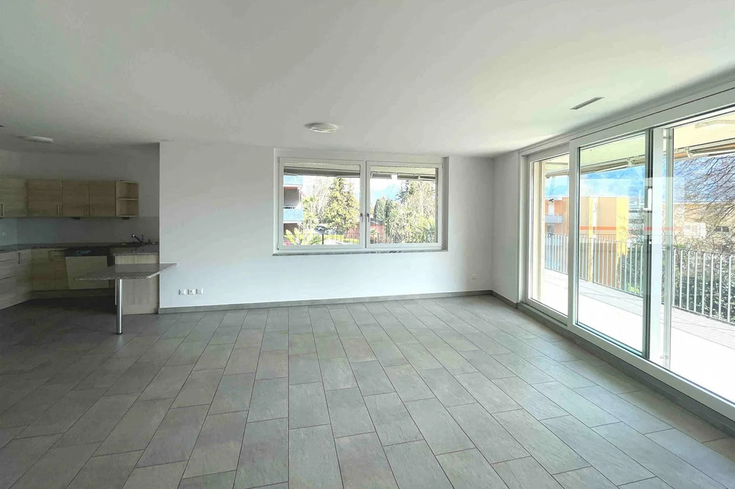 Appartamento con grande terrazza coperta in zona comoda e strategica - Foto 5 von 15