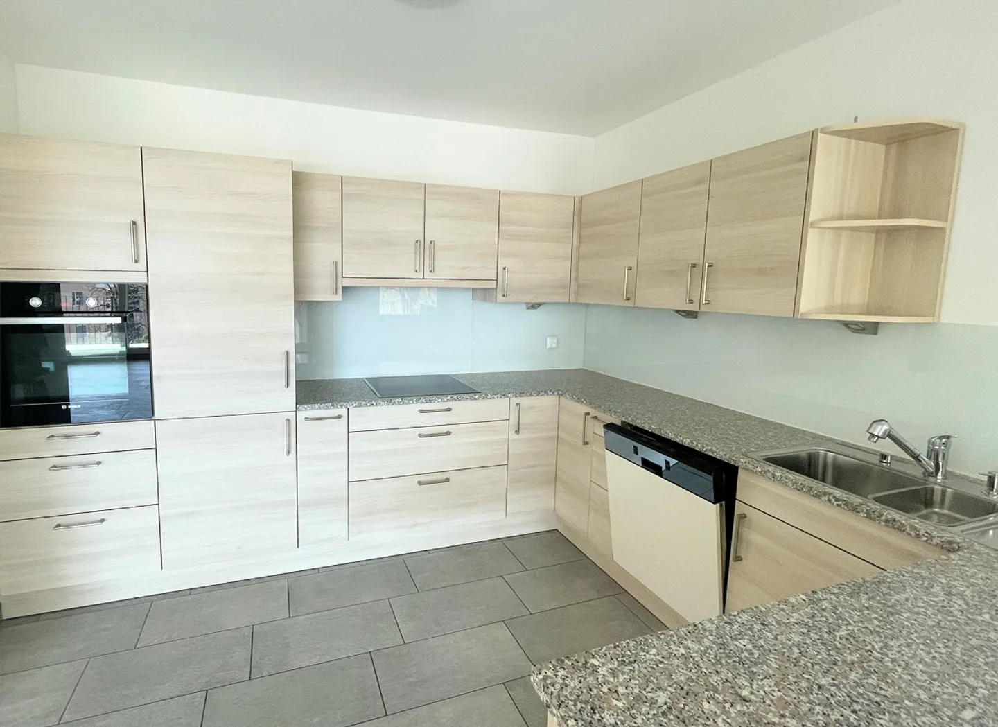 Appartamento con grande terrazza coperta in zona comoda e strategica - Foto 6 von 15