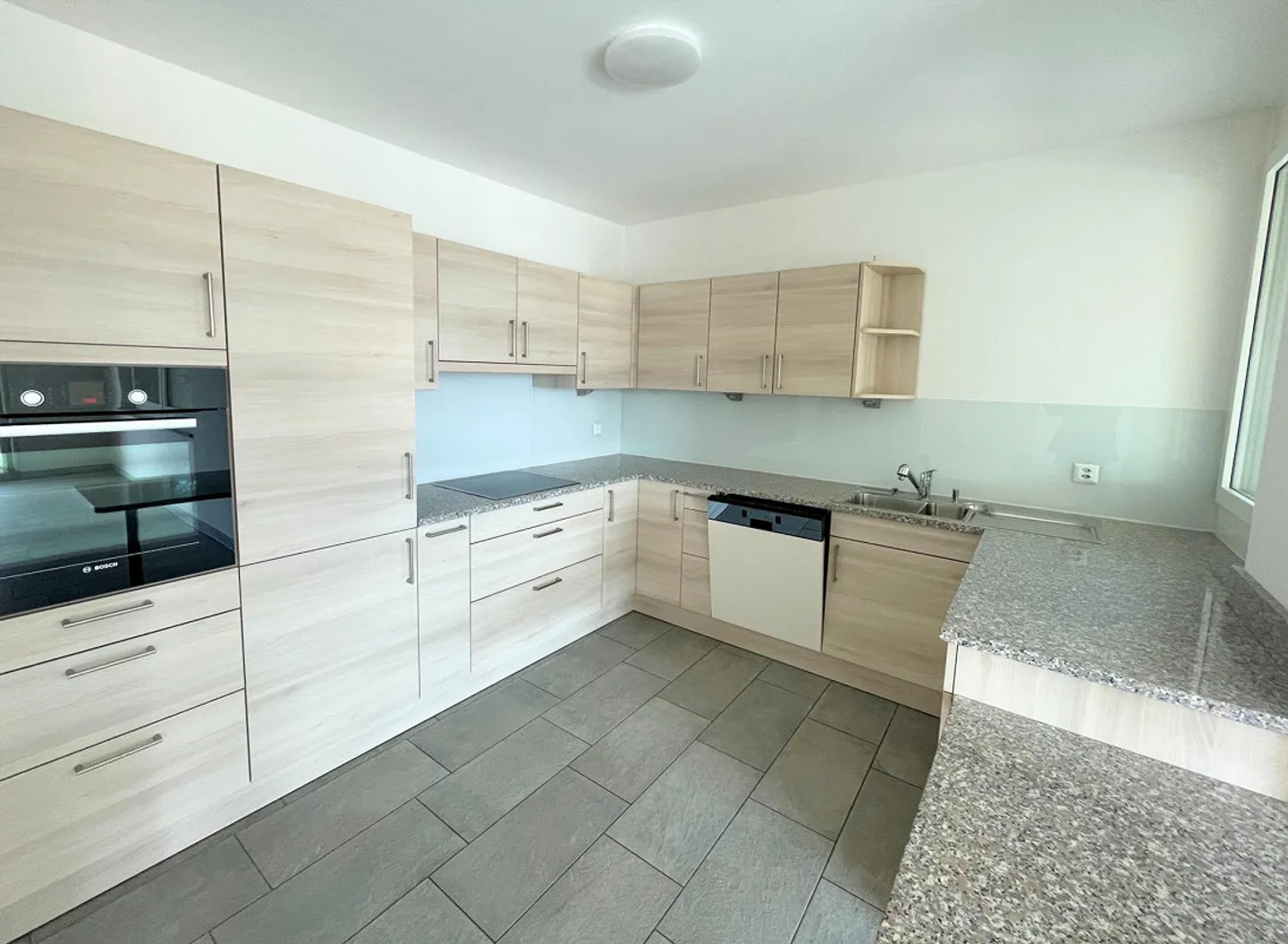 Appartamento con grande terrazza coperta in zona comoda e strategica - Foto 7 von 15