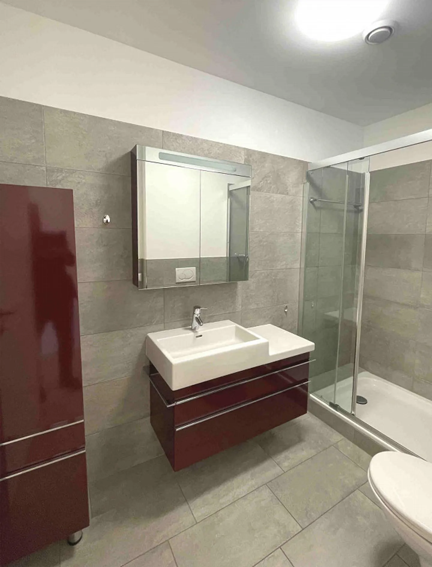 Appartamento con grande terrazza coperta in zona comoda e strategica - Foto 8 von 15