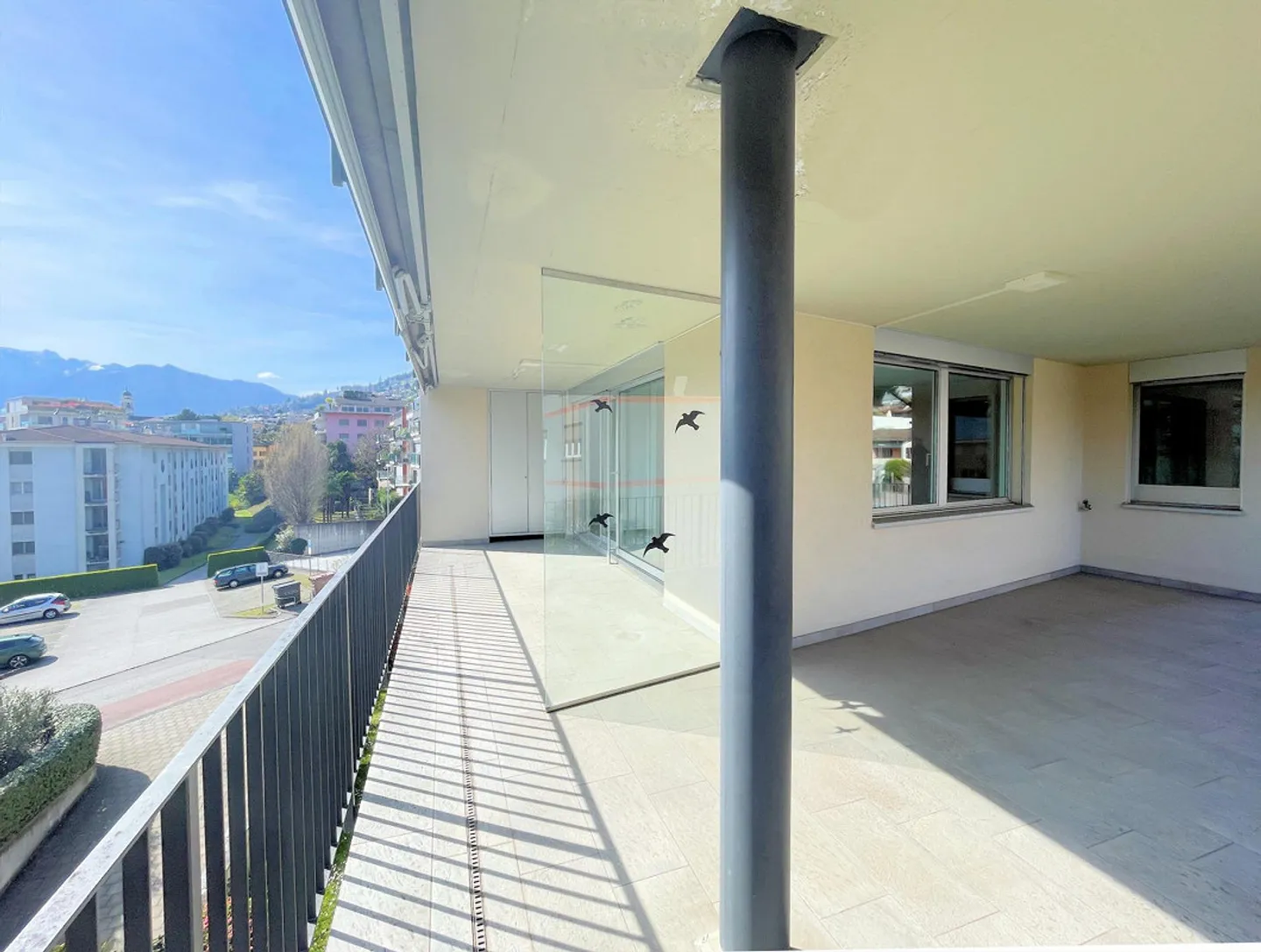 Appartamento con grande terrazza coperta in zona comoda e strategica - Foto 10 von 15