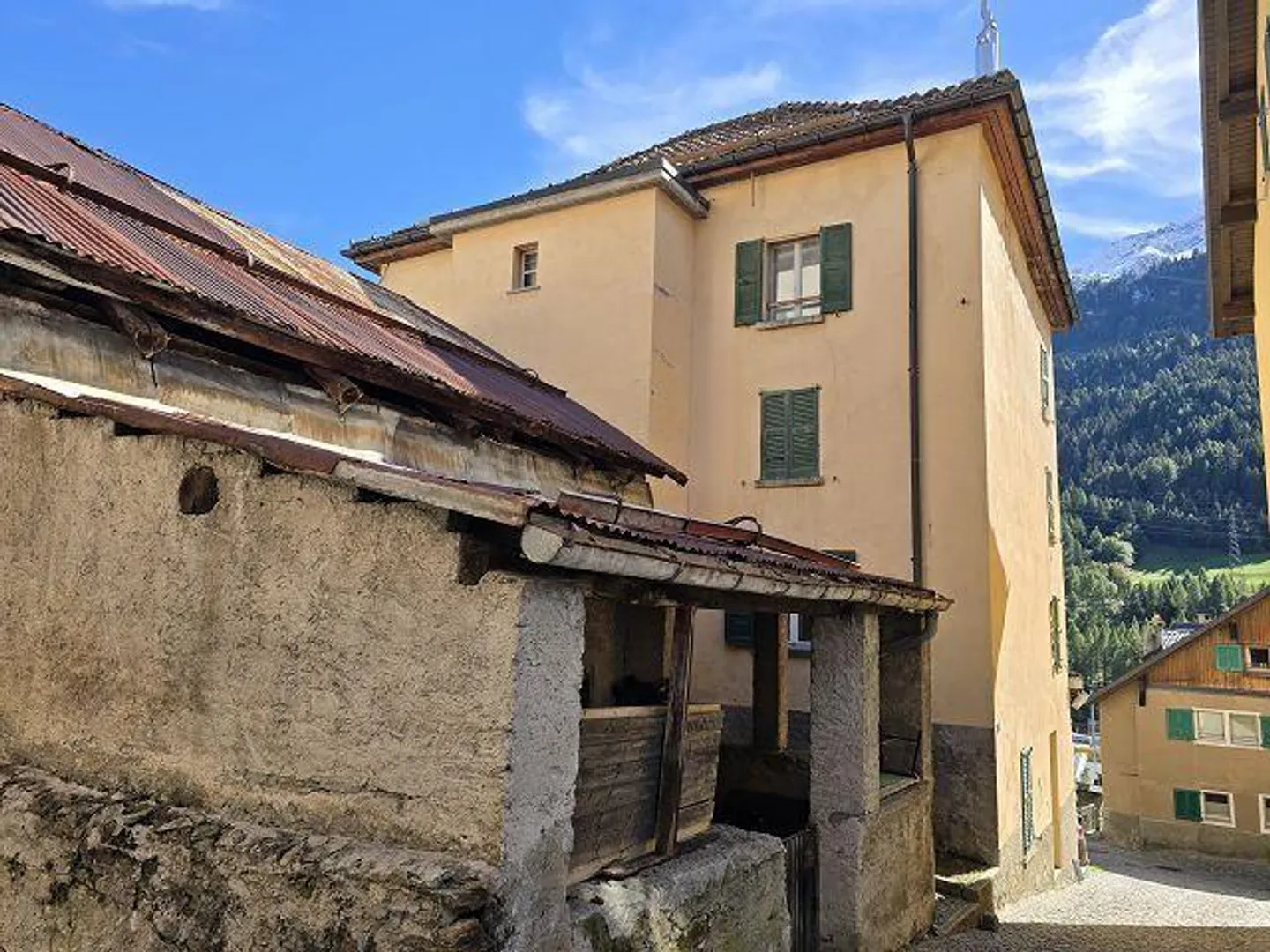 Grande casa di villaggio da ristrutturare in una posizione centrale, tranquilla e soleggiata ... - Foto 28 di 34