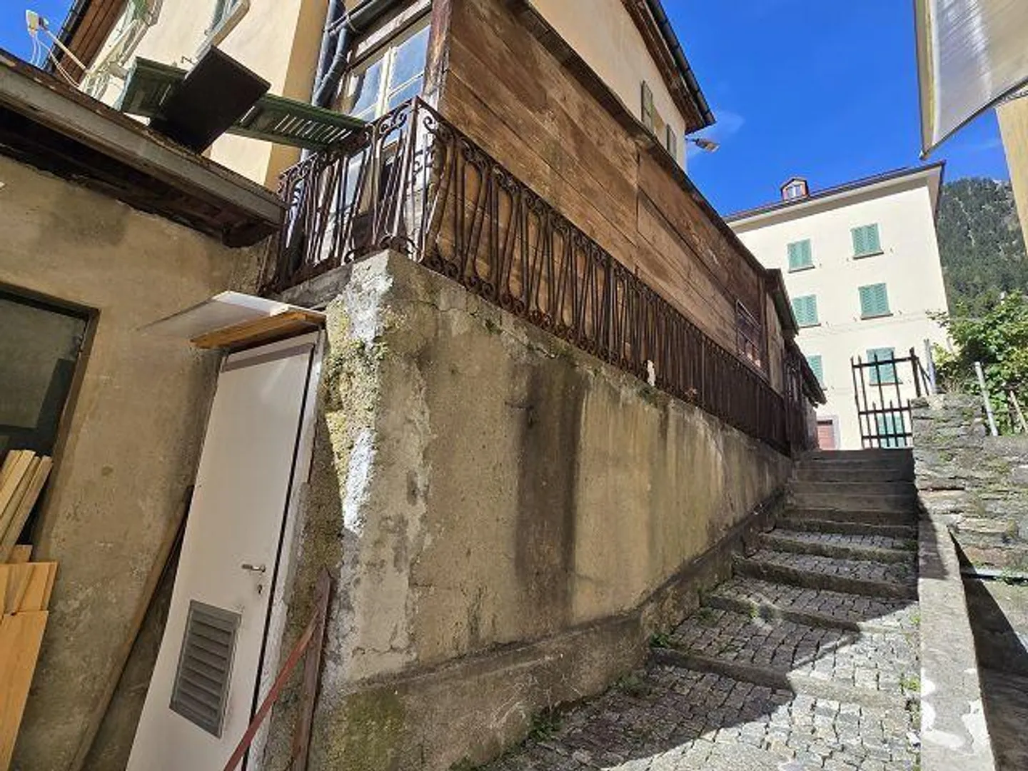 Grande casa di villaggio da ristrutturare in una posizione centrale, tranquilla e soleggiata ... - Foto 30 di 34