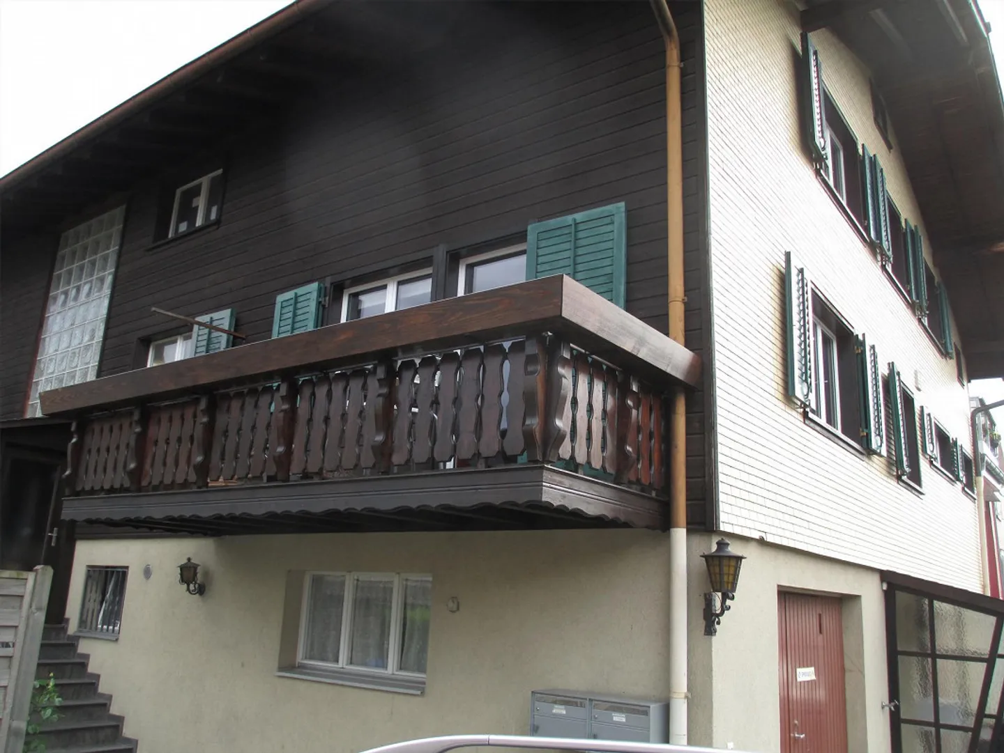 Maison multifamiliale avec 3 appartements; située au calme, mais centrale - Photo 1 sur 16