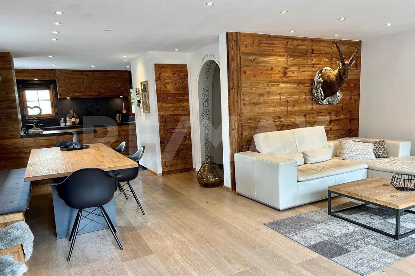 Modern apartment with charm - Photo 2 of 13