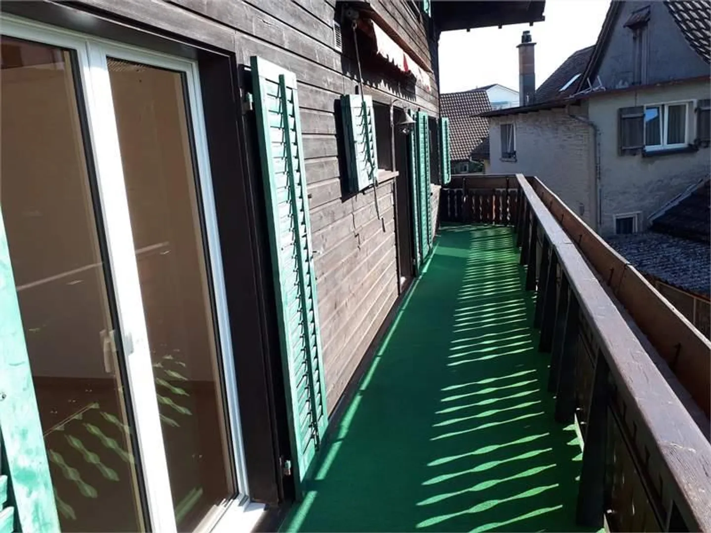 Maison multifamiliale avec 3 appartements; située au calme, mais centrale - Photo 2 sur 16