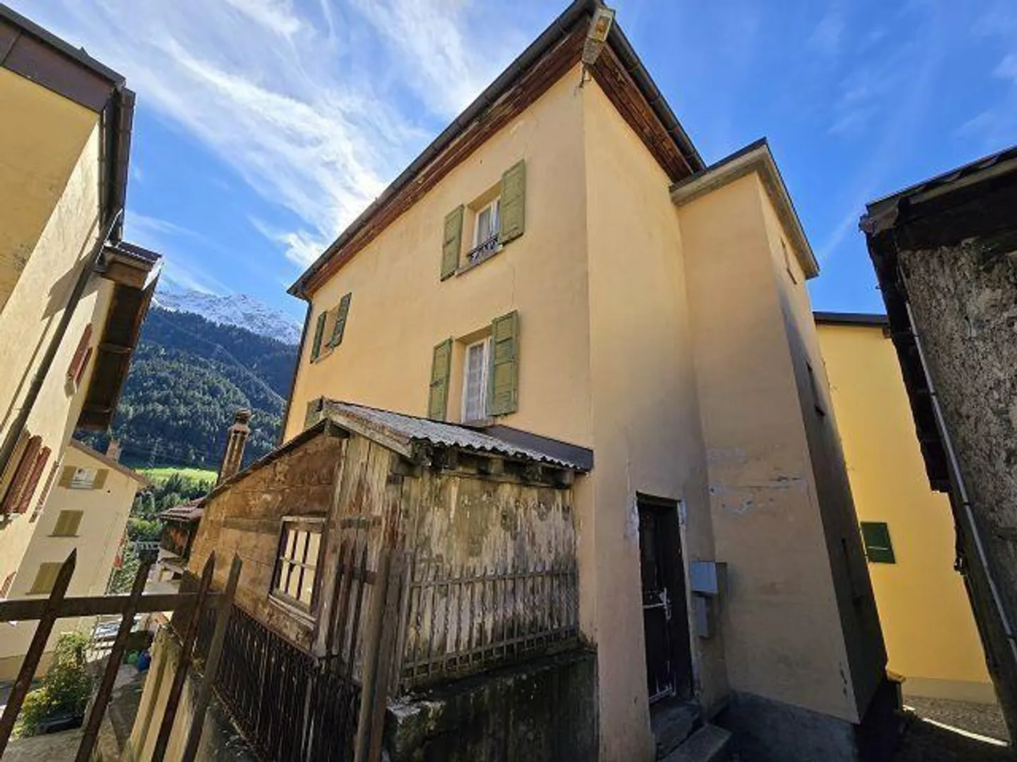 Grande casa di villaggio da ristrutturare in una posizione centrale, tranquilla e soleggiata ... - Foto 31 di 34