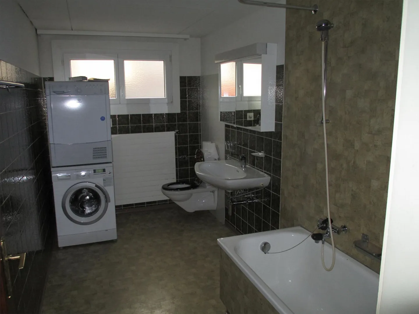 Maison multifamiliale avec 3 appartements; située au calme, mais centrale - Photo 15 sur 16