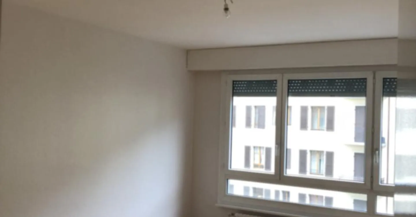 Beautiful crossing apartment with balcony, located on the 4th floor. - Photo 2 of 11