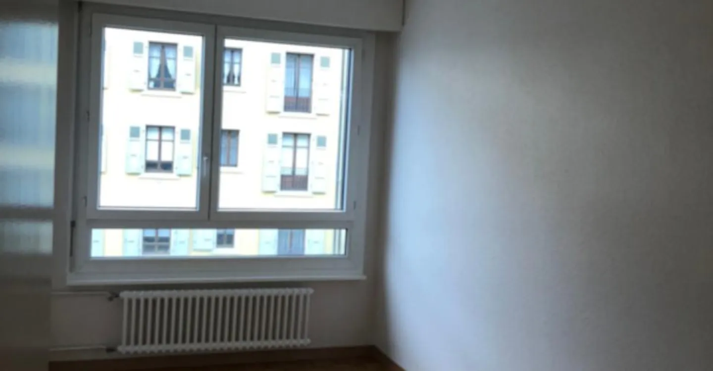 Beautiful crossing apartment with balcony, located on the 4th floor. - Photo 4 of 11