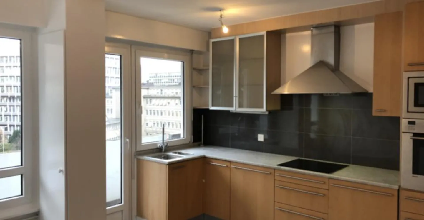 Beautiful crossing apartment with balcony, located on the 4th floor. - Photo 5 of 11