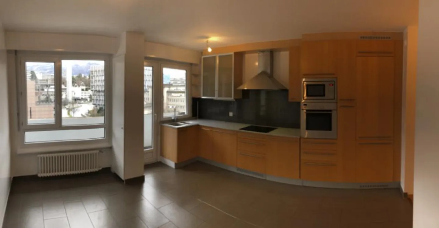 Beautiful crossing apartment with balcony, located on the 4th floor. - Photo 6 of 11