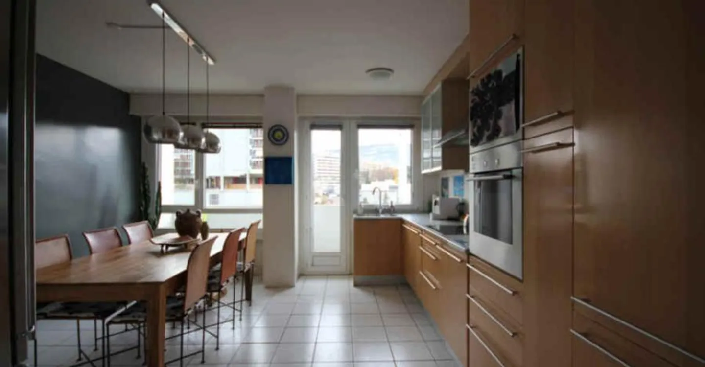 Beautiful crossing apartment with balcony, located on the 4th floor. - Photo 7 of 11