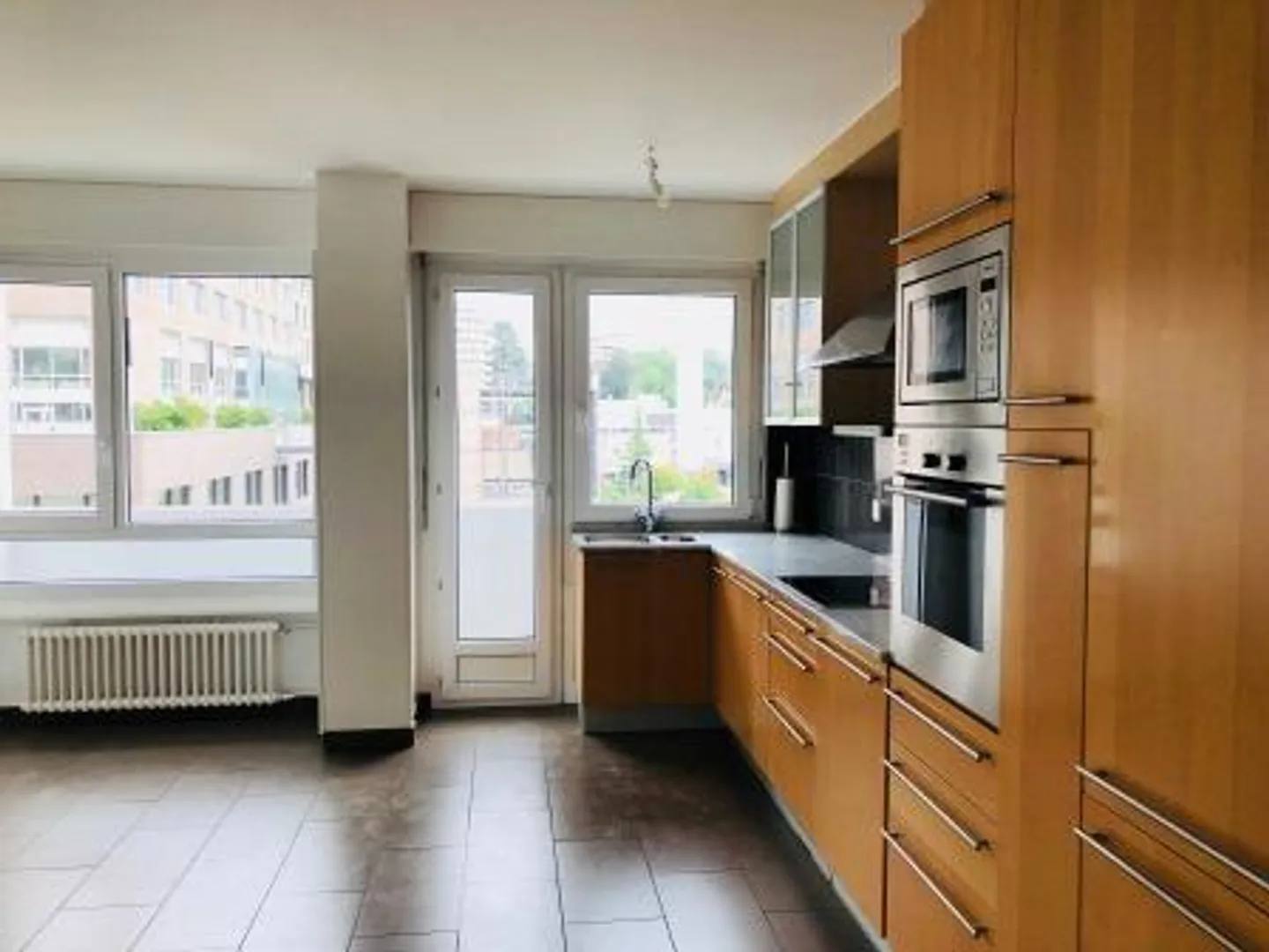 Beautiful crossing apartment with balcony, located on the 4th floor. - Photo 10 of 11