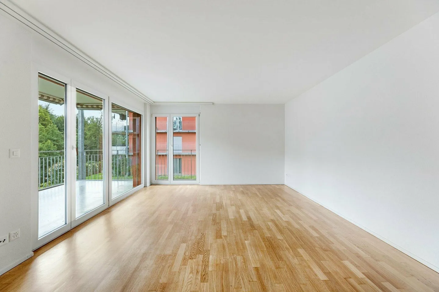 Spacious and Modern Apartment - Photo 2 of 12