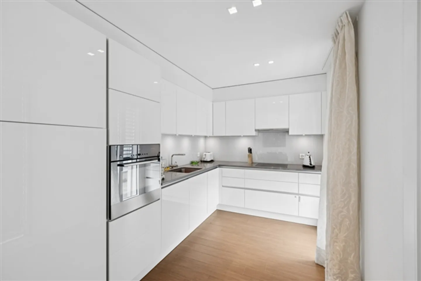 Wonderful penthouse with large terrace and lake view - Photo 3 of 10