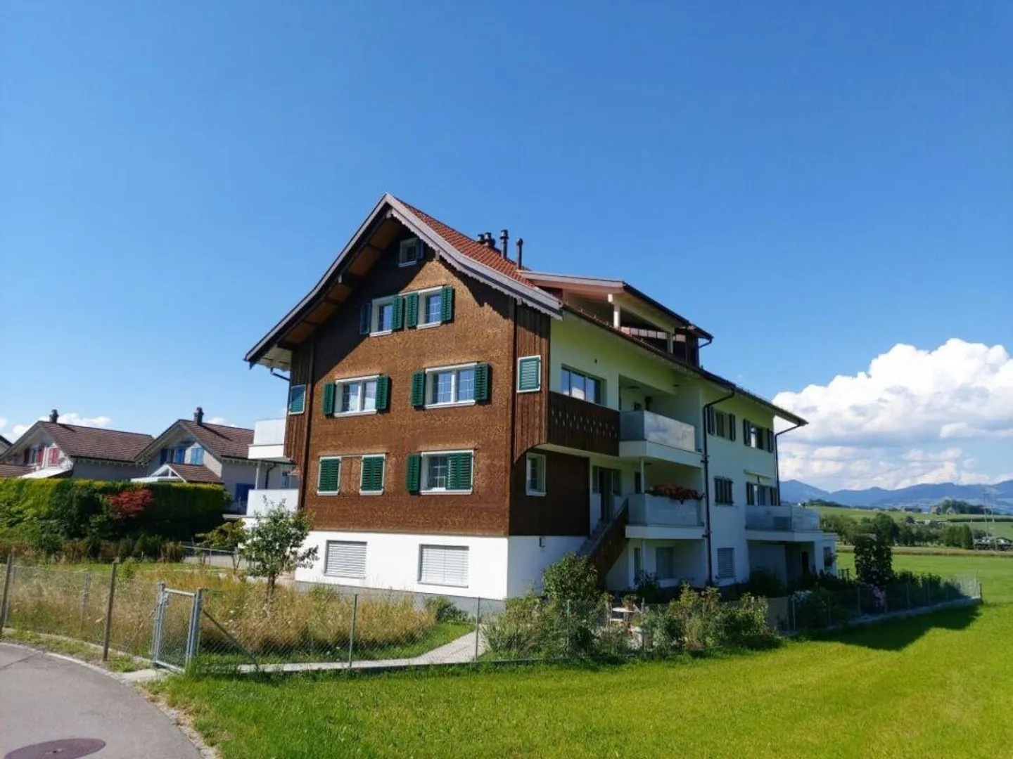 Modernes Apartment in der Natur - Foto 1 von 8