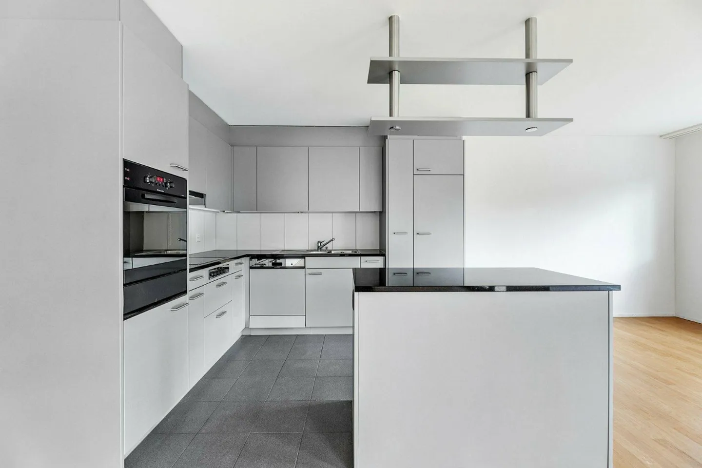 Spacious and Modern Apartment - Photo 3 of 12