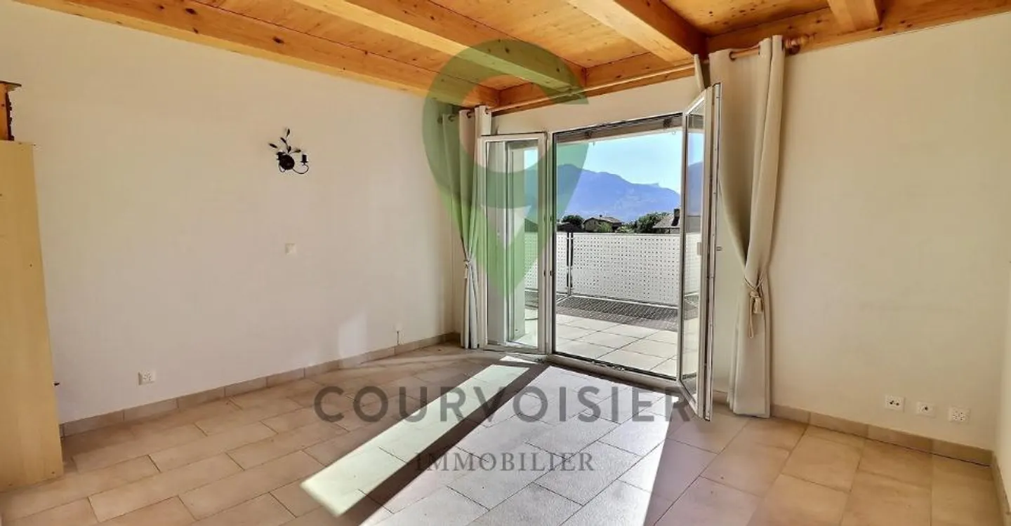 Beautiful penthouse in a renovated condominium with a view of the Alps - Photo 3 of 10