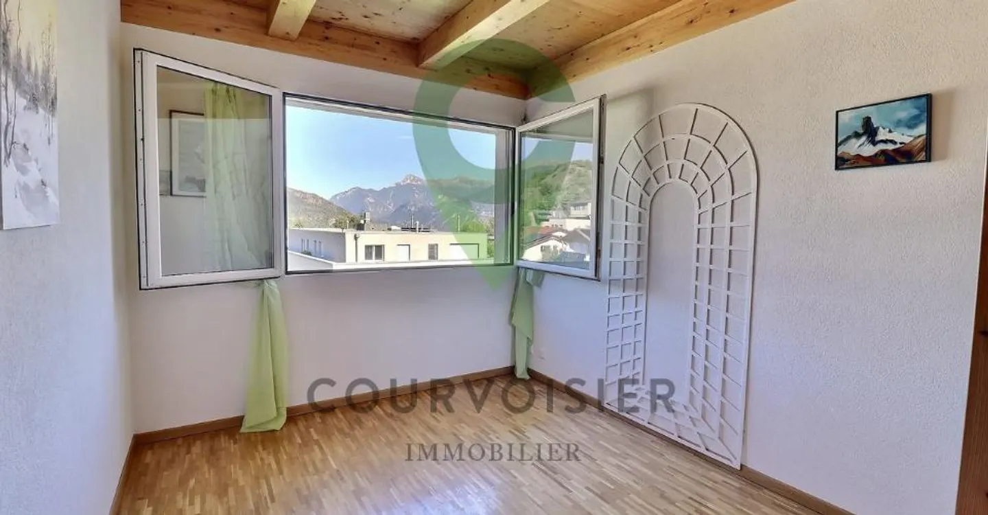 Beautiful penthouse in a renovated condominium with a view of the Alps - Photo 4 of 10