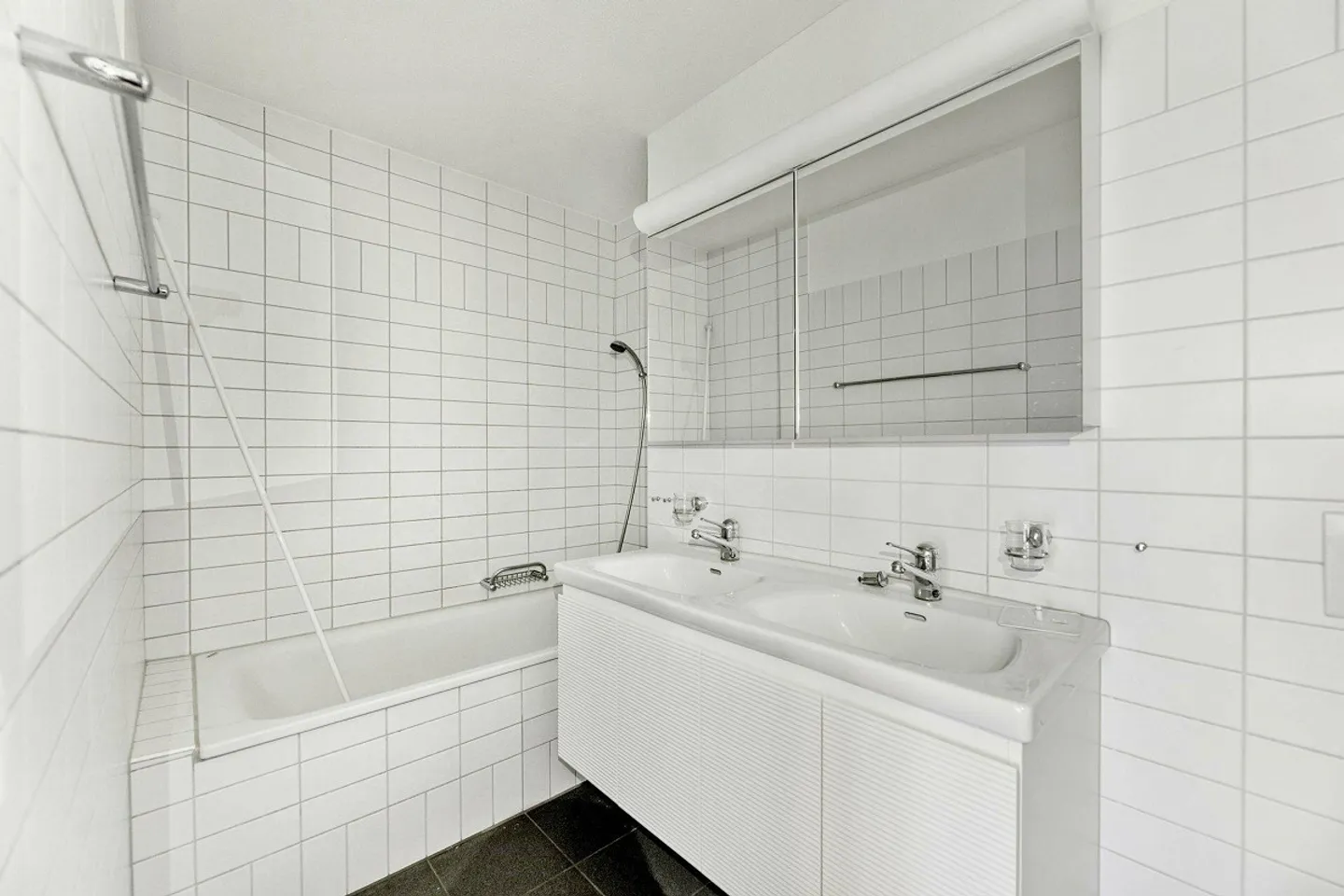 Spacious and Modern Apartment - Photo 4 of 12