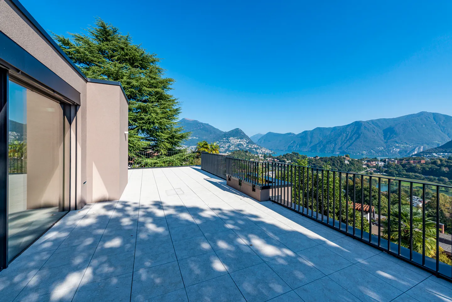 Moderne Villa mit Einzigartigem Design und Seeblick - Foto 1 von 15