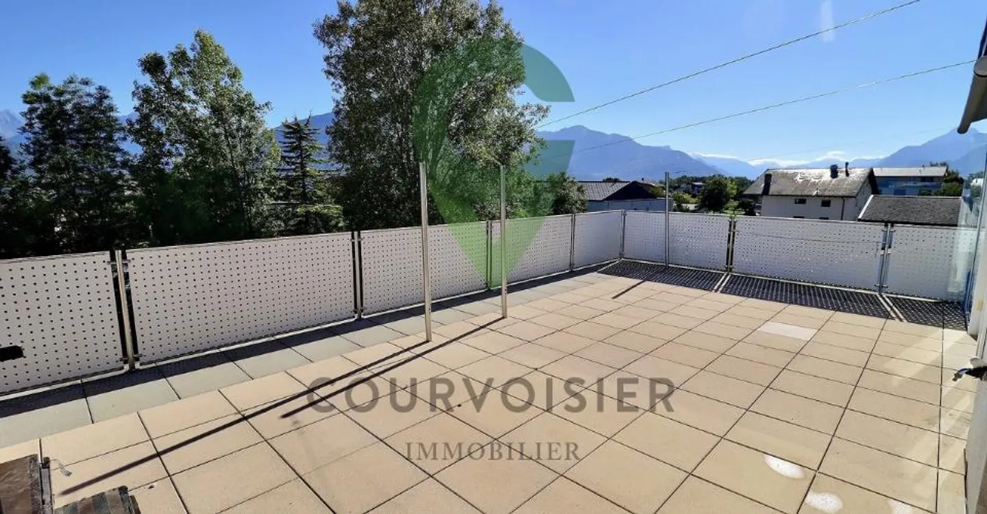 Beautiful penthouse in a renovated condominium with a view of the Alps - Photo 8 of 10