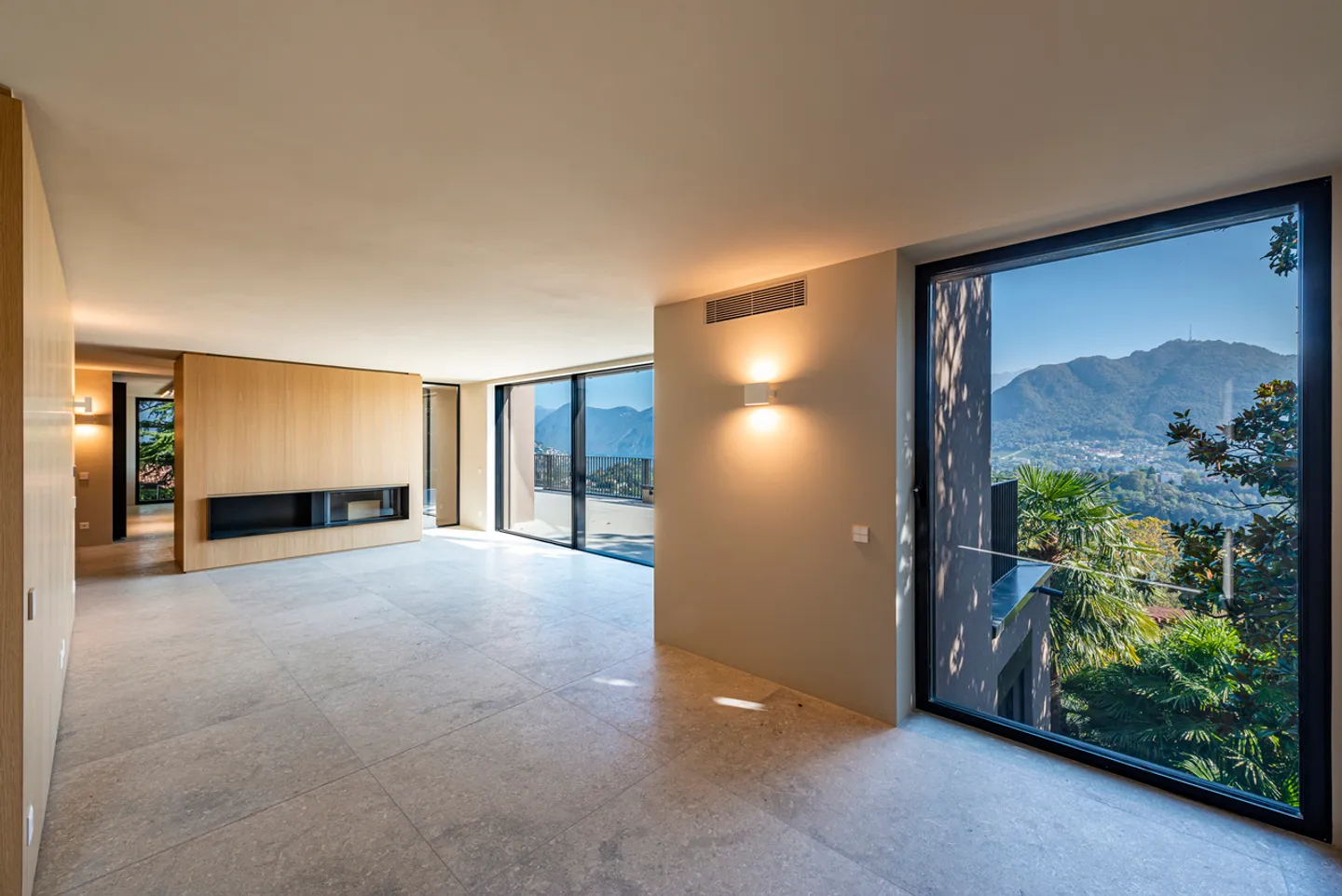 Moderne Villa mit Einzigartigem Design und Seeblick - Foto 3 von 15