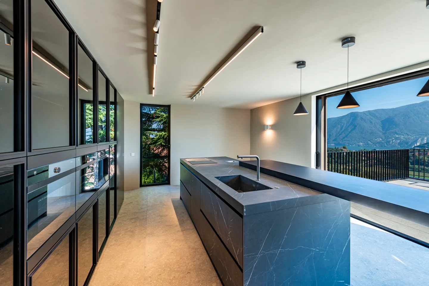 Moderne Villa mit Einzigartigem Design und Seeblick - Foto 4 von 15