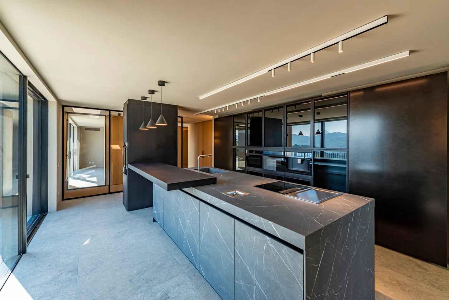 Moderne Villa mit Einzigartigem Design und Seeblick - Foto 5 von 15