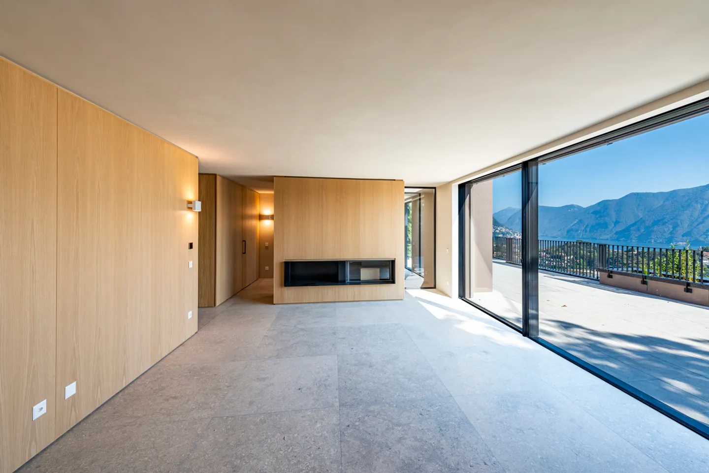 Moderne Villa mit Einzigartigem Design und Seeblick - Foto 6 von 15