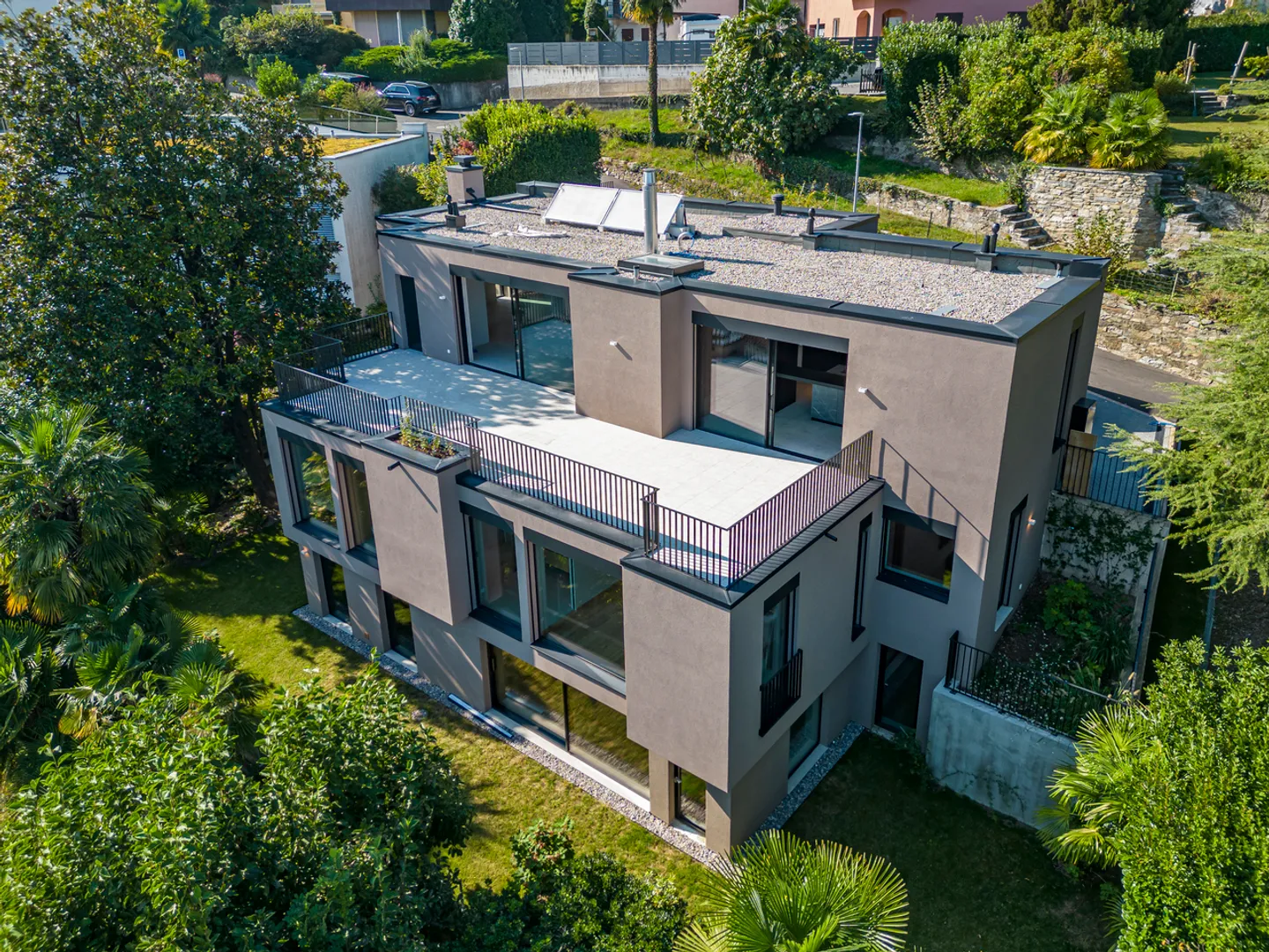 Moderne Villa mit Einzigartigem Design und Seeblick - Foto 8 von 15