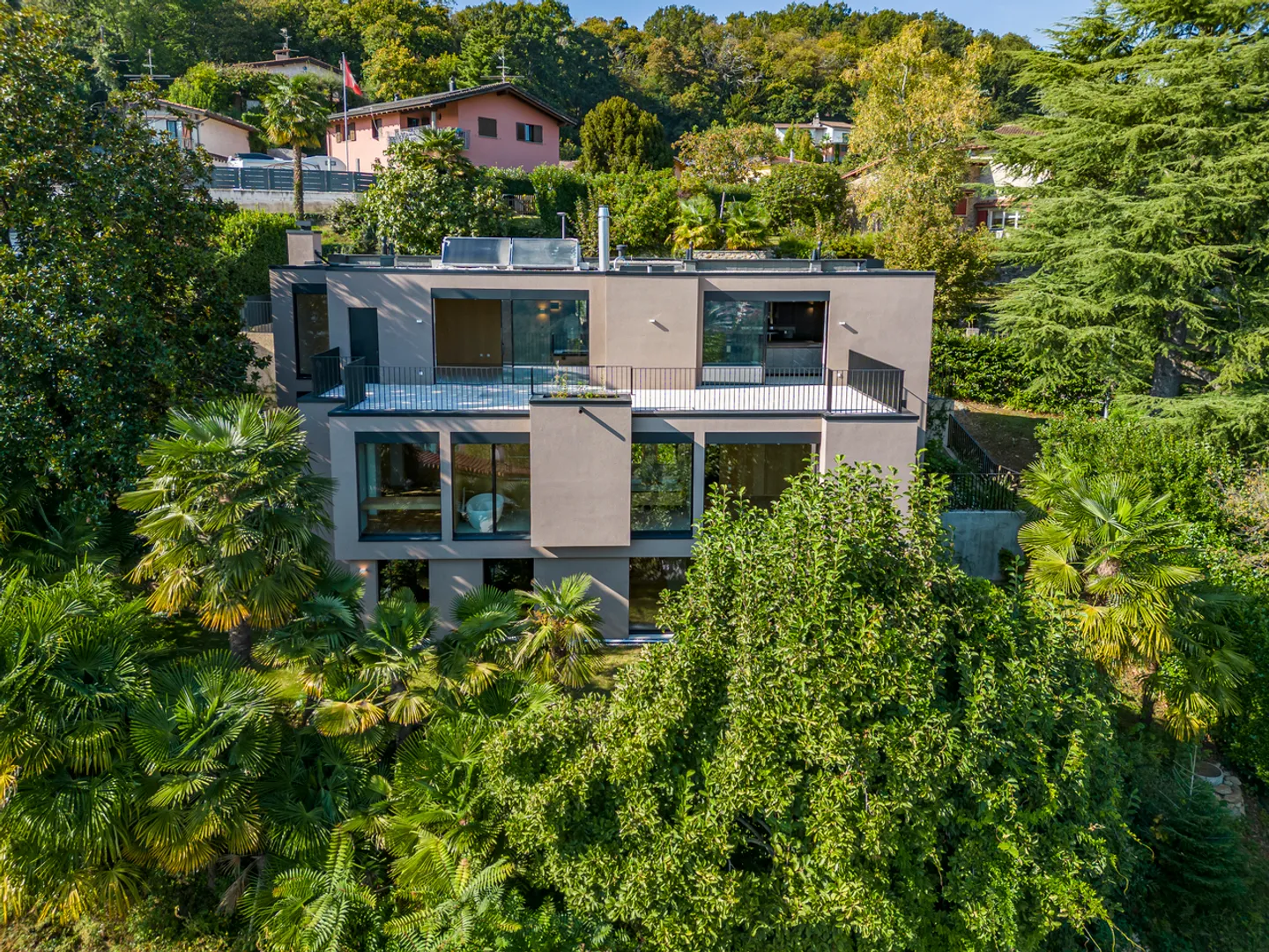 Moderne Villa mit Einzigartigem Design und Seeblick - Foto 7 von 15