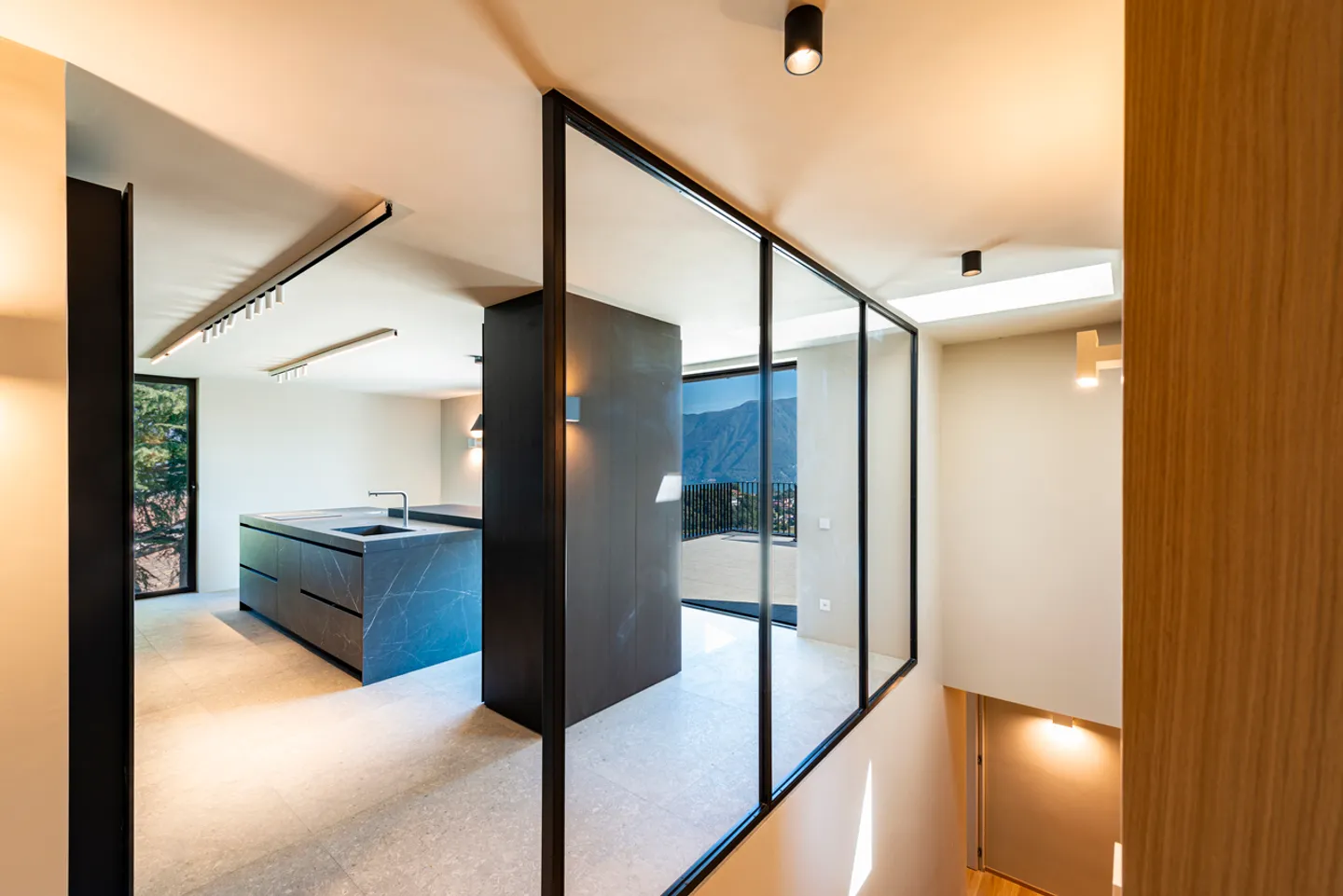 Moderne Villa mit Einzigartigem Design und Seeblick - Foto 9 von 15