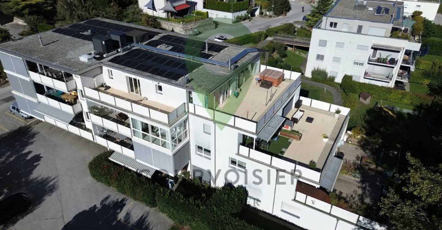 Beautiful penthouse in a renovated condominium with a view of the Alps - Photo 9 of 10