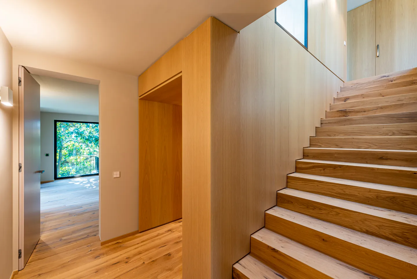 Moderne Villa mit Einzigartigem Design und Seeblick - Foto 10 von 15