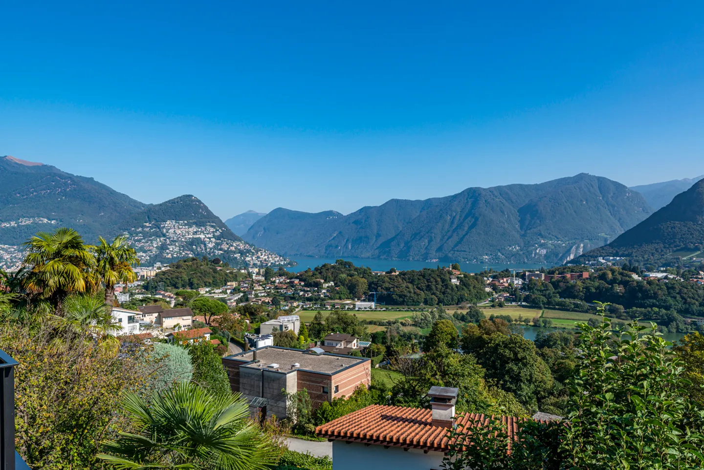 Moderne Villa mit Einzigartigem Design und Seeblick - Foto 2 von 15