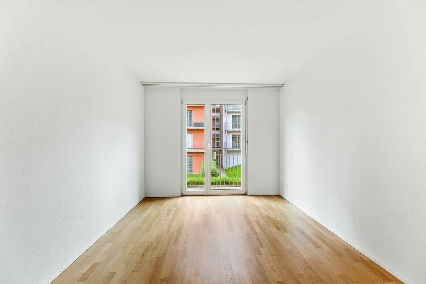 Spacious and Modern Apartment - Photo 6 of 12