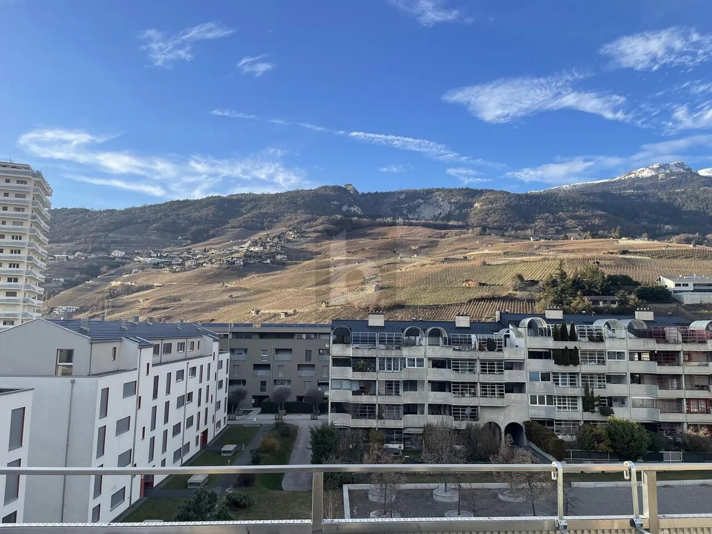 RUHIG, SONNIG UND MODERN - Foto 1 von 6