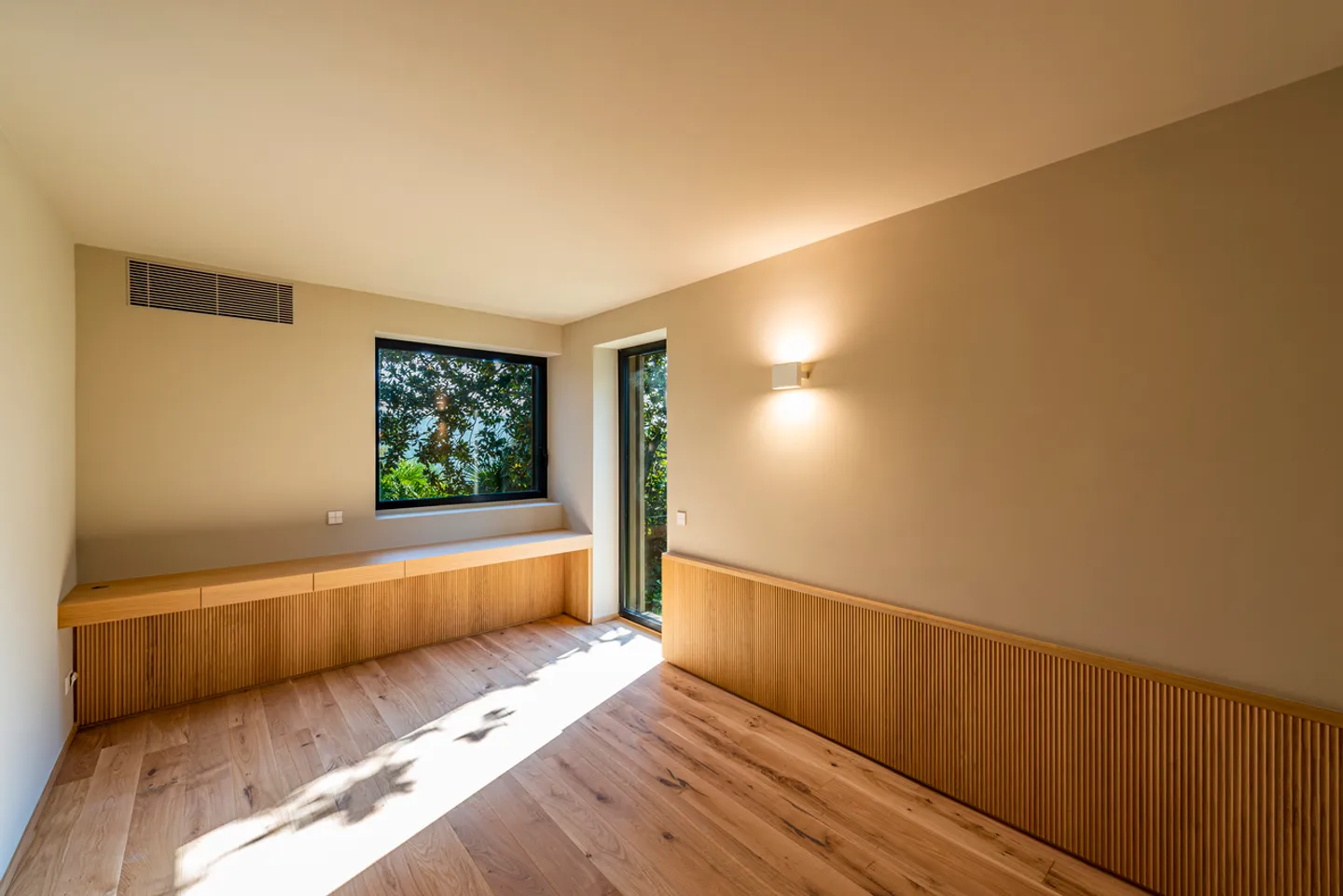 Moderne Villa mit Einzigartigem Design und Seeblick - Foto 13 von 15