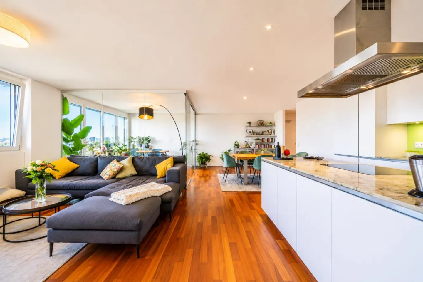 Stylish Apartment with City View - Photo 6 of 14