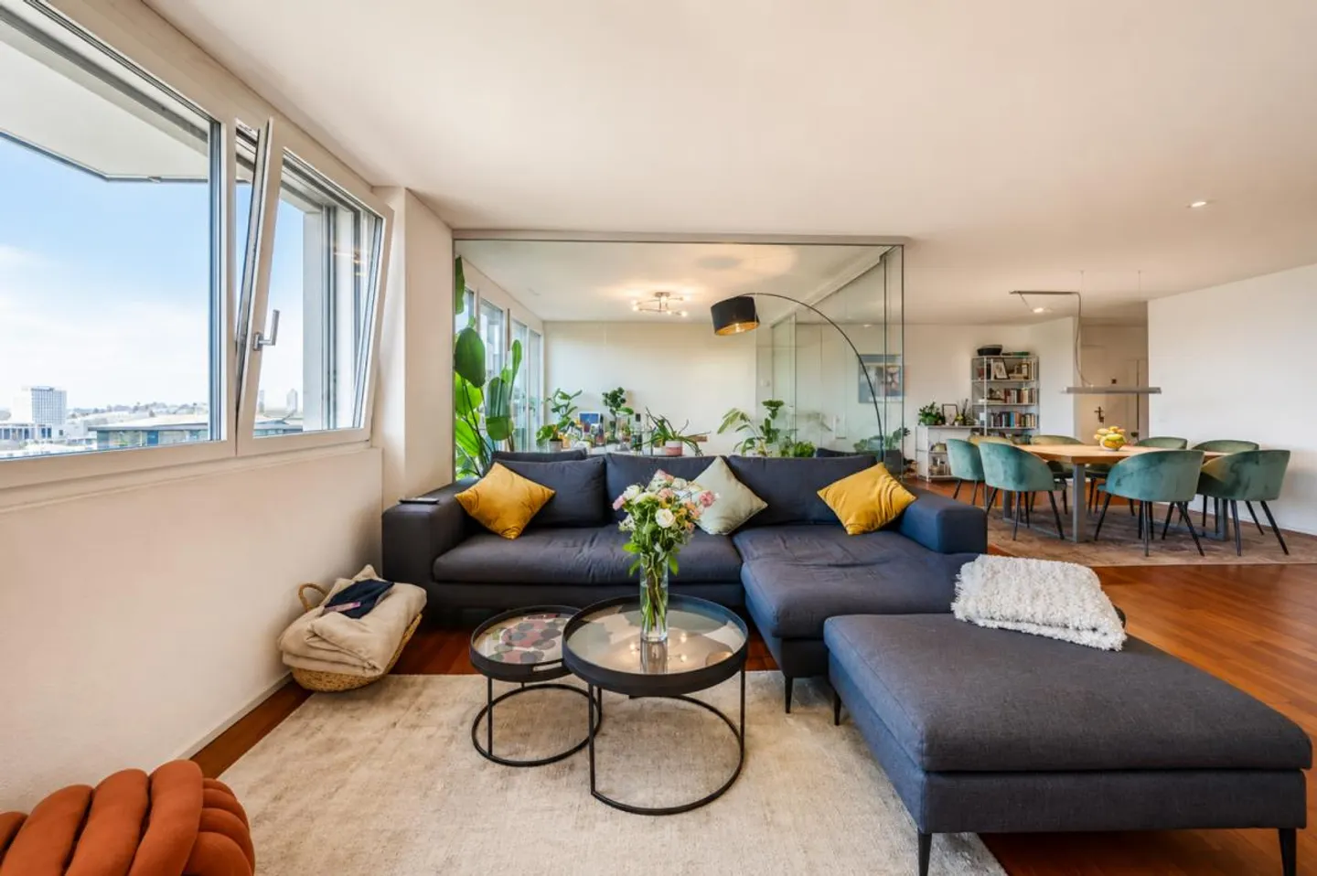 Stylish Apartment with City View - Photo 9 of 14
