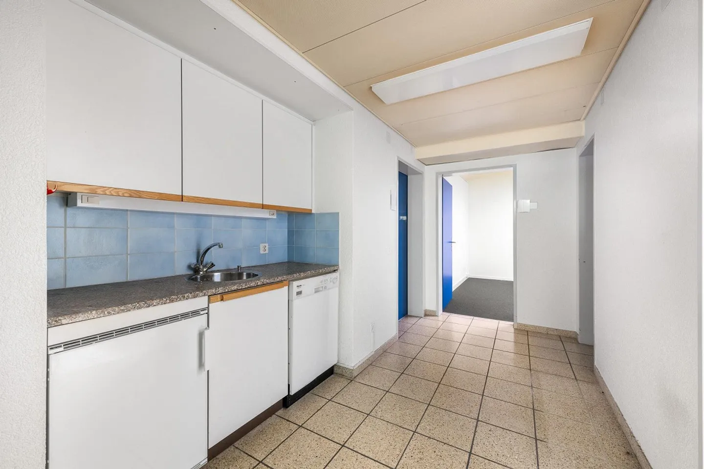 Your office in the heart of the town! - Photo 8 of 12