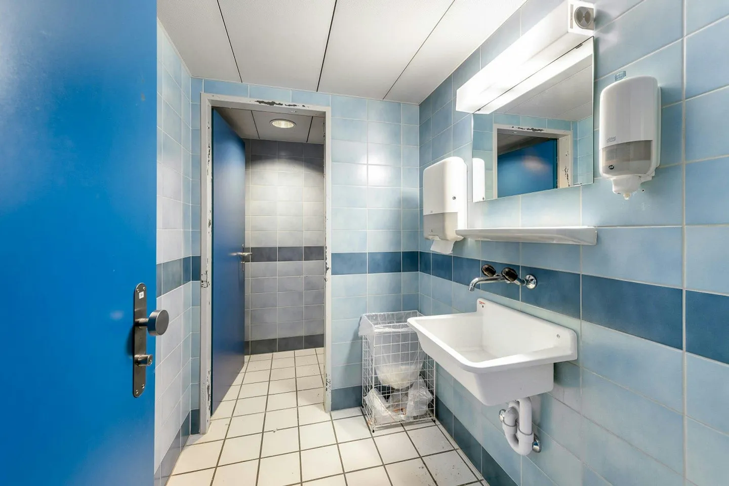 Your office in the heart of the town! - Photo 10 of 12