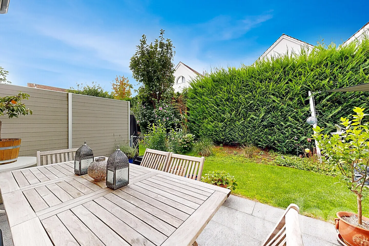 Casa bifamiliare di 5 stanze ben tenuta con giardino a bassa manutenzione - Foto 2 di 12