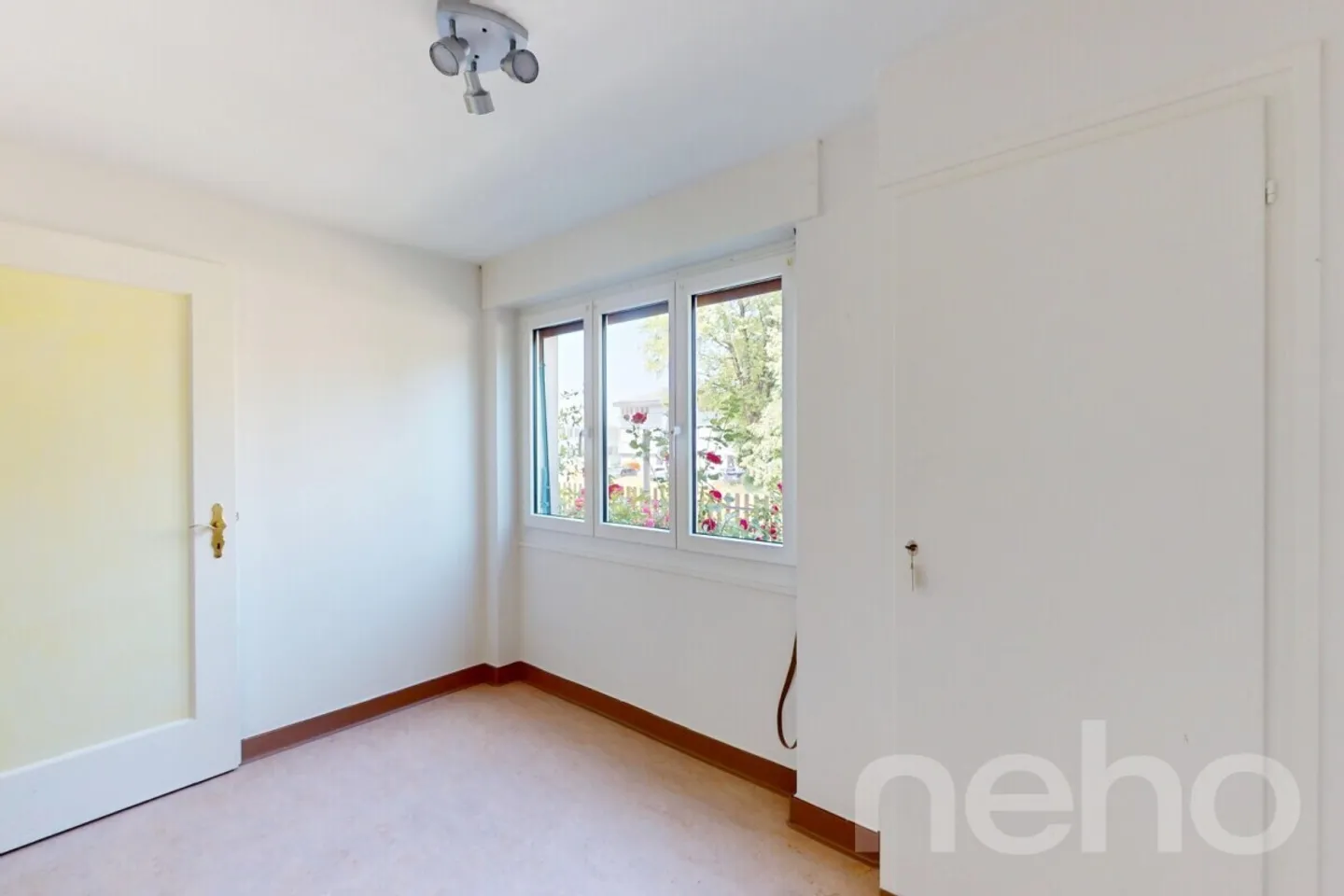 Mixed-use building for sale - Photo 3 of 13
