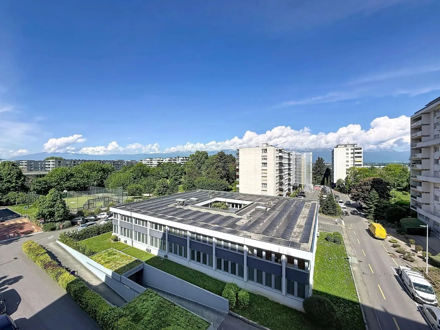 Apartment with spacious and bright balcony in the heart of international organizations - Photo 2 of 2